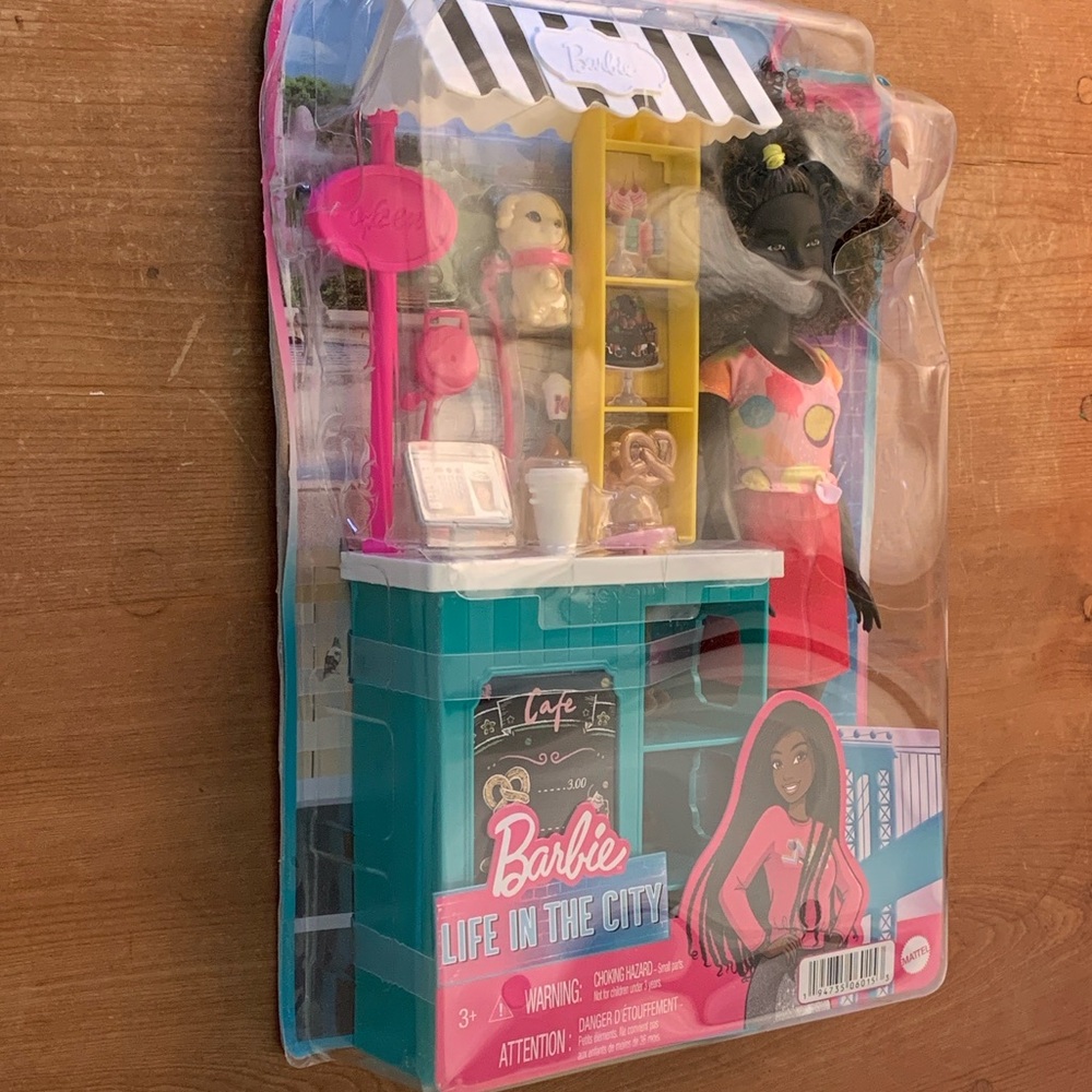 BADBOX Great Doll! Barbie Life in the City Cafe Robyn Set Market Stand NRFB NIB - Picture 6 of 9